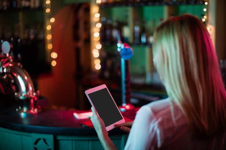 Pengguna mobile membaca panduan deposit